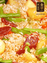 轉(zhuǎn)小火蓋上蓋子燜至水分收干，大概10分鐘