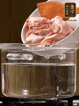 麻鴨切塊，冷水下鍋，加蔥姜、料酒焯水。撈出溫水洗凈