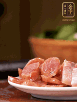 金字咸肉、金字香腸煮熟。咸肉切條、香腸切片備用。