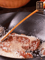 咸肉香腸下鍋煸出油脂香味，倒入洗凈的大米攪拌