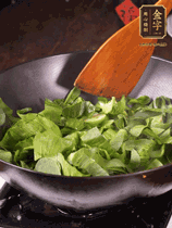 上海青切碎，用豬油炒到半熟