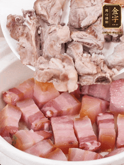 倒入開水燉煮，大火燒開后轉(zhuǎn)小火