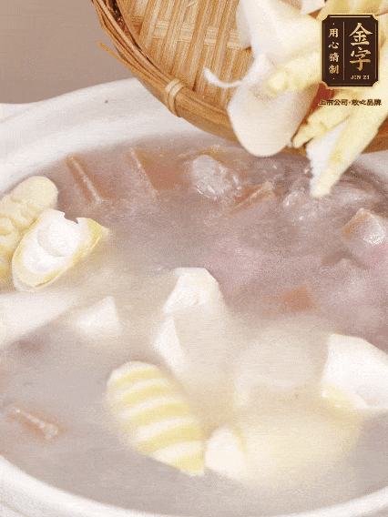 小火燉20分鐘后，放入春筍燉15分鐘