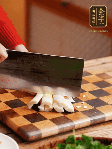 春筍剝?nèi)ネ鈿?，拍碎切成小條