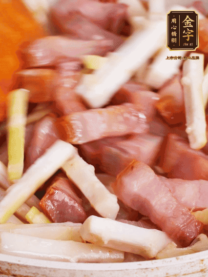 少許油煸香咸肉，下春筍翻炒均勻