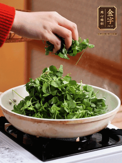 草頭摘洗干凈，撒上鹽，噴一點高粱酒，油熱后，旺火炒20秒