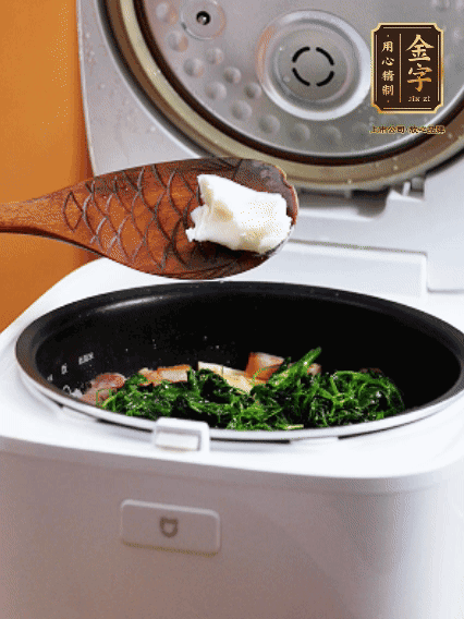 放入電飯鍋、加1勺豬油翻拌均勻