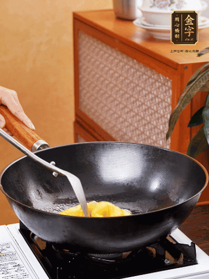 熱油，下雞蛋液煎好，盛出備用