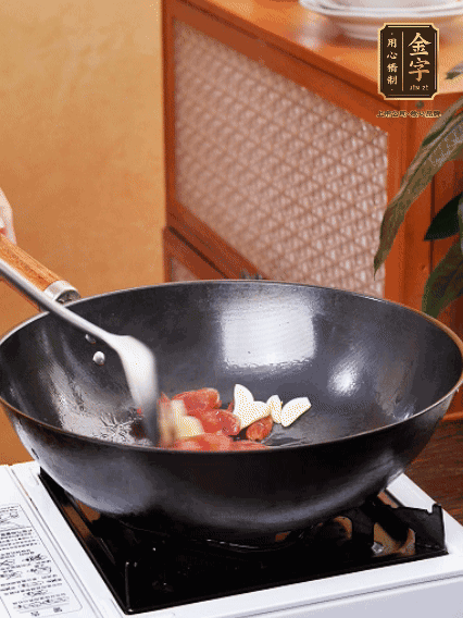 熱油，香腸微微煸出香味，加蒜片、小米辣