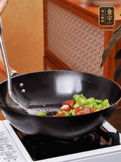 再放入蠶豆翻炒，加一點點醬油調(diào)味