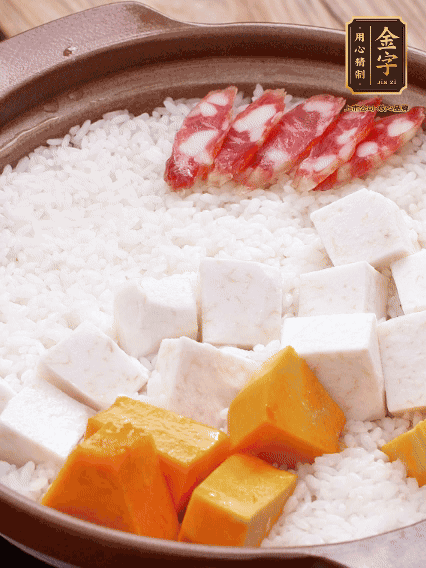 砂鍋涂油，放入泡好的大米。鋪上芋頭、南瓜，倒入開水剛好沒過，中火煮到水收干