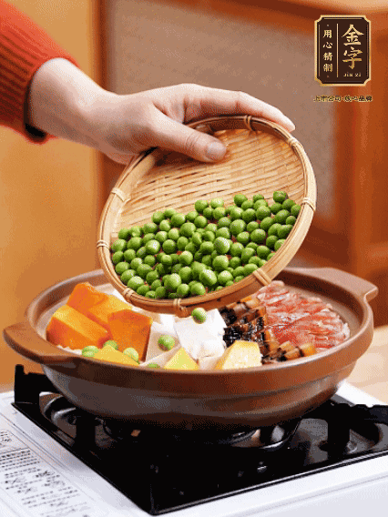 再鋪上臘腸、醬油肉、豌豆，小火煲6分鐘