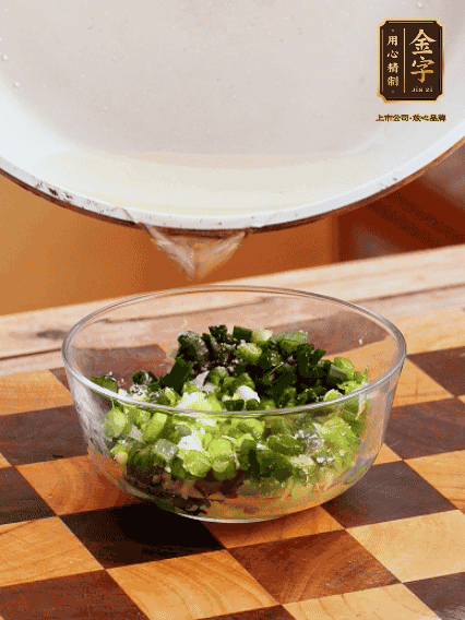 姜末、蔥末加鹽，潑熱油做成蔥姜醬