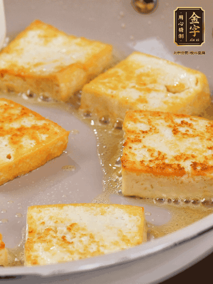 豆腐切片，兩面煎一下備用；春筍切段