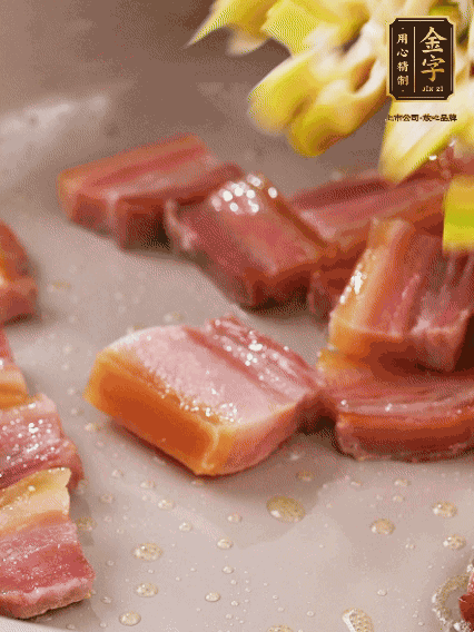 再放春筍翻炒一下，倒入砂鍋中，加適量的熱水，大火燜煮6分鐘