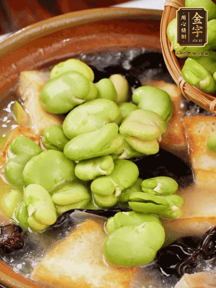 最后可以放豆瓣、木耳煮熟，依照個(gè)人口味加點(diǎn)鹽調(diào)味