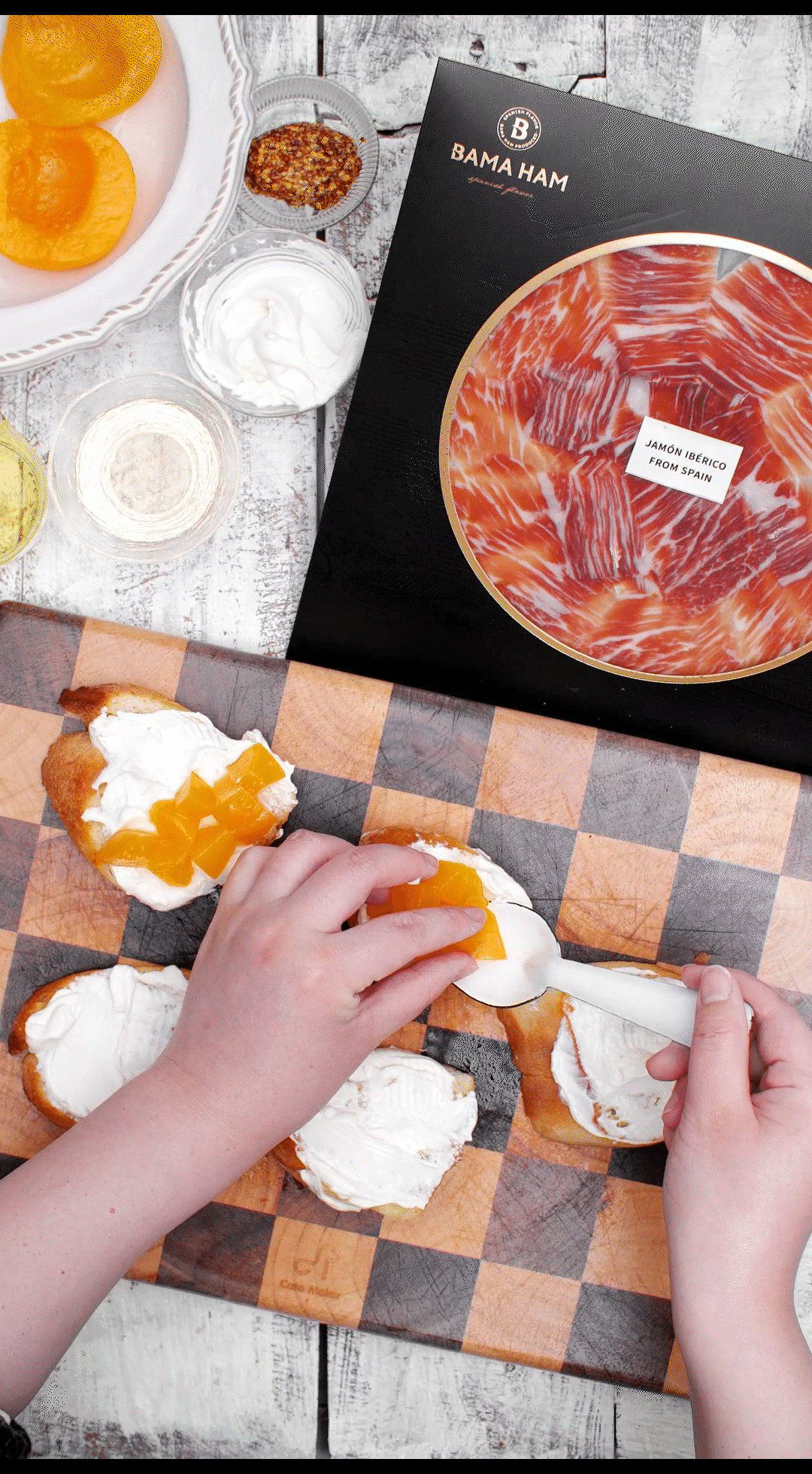 法棍涂抹奶油，放上黃桃和巴瑪火腿