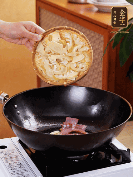 油熱，下蒜末、火腿煸炒出香味，再下筍片微微翻炒