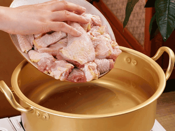 雞肉冷水下鍋，加蔥姜焯水