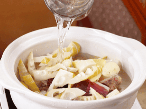 砂鍋中依次放入姜片、雞肉、春筍、火腿，加入足量的水，大火燒開后，轉小火燉40分鐘