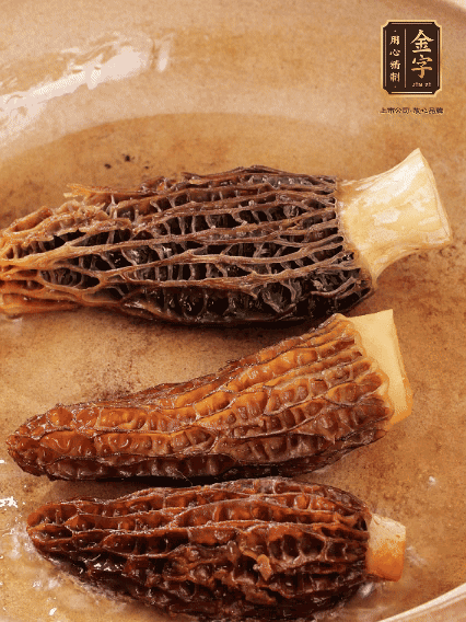 少許油，新鮮羊肚菌煎香