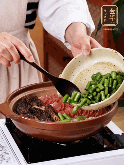 鋪上金字香腸、羊肚菌、蘆筍，蓋蓋子燜7分鐘