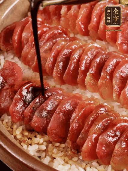 淋上醬汁攪拌均勻
調(diào)一個醬汁：生抽2匙、老抽半匙、蠔油半匙、白砂糖1/3匙、雞精1/3匙、香油5滴、水1匙