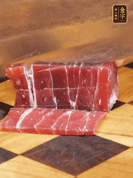 金字飄香火腿塊切片，溫水浸泡5分鐘