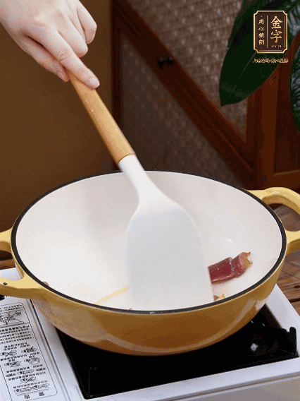 油熱，姜絲、火腿微微煸出香味