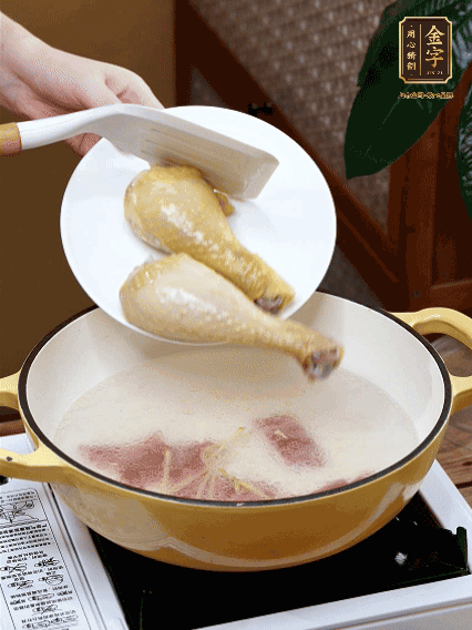 倒清水，放雞腿，大火煮開轉(zhuǎn)中小火煮20分鐘