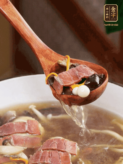 加羊肚菌、雞縱菌、蟲草花、海鮮菇、白玉菇再煮20分鐘