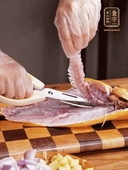 黃魚處理干凈，對半片開去骨，泡入蔥姜水、料酒、鹽調(diào)成的料汁中浸泡15分鐘，擦干水分