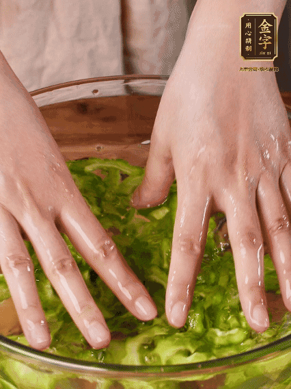 苦瓜去瓤切片，用鹽腌20分鐘，反復(fù)洗凈去苦味