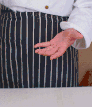 小蔥切碎，淡火腿切碎。