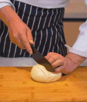 饅頭表面切出1cm左右的網(wǎng)格。