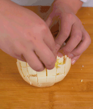 在縫隙里塞適量馬蘇里拉奶酪、再塞入淡火腿碎。