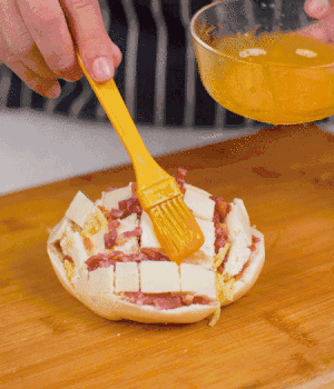 放在烤盤上，表面先刷一層玉米油，再刷一層蛋黃液。