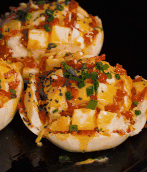 灑適量小蔥和黑芝麻，放入預熱的烤箱180度15分鐘。