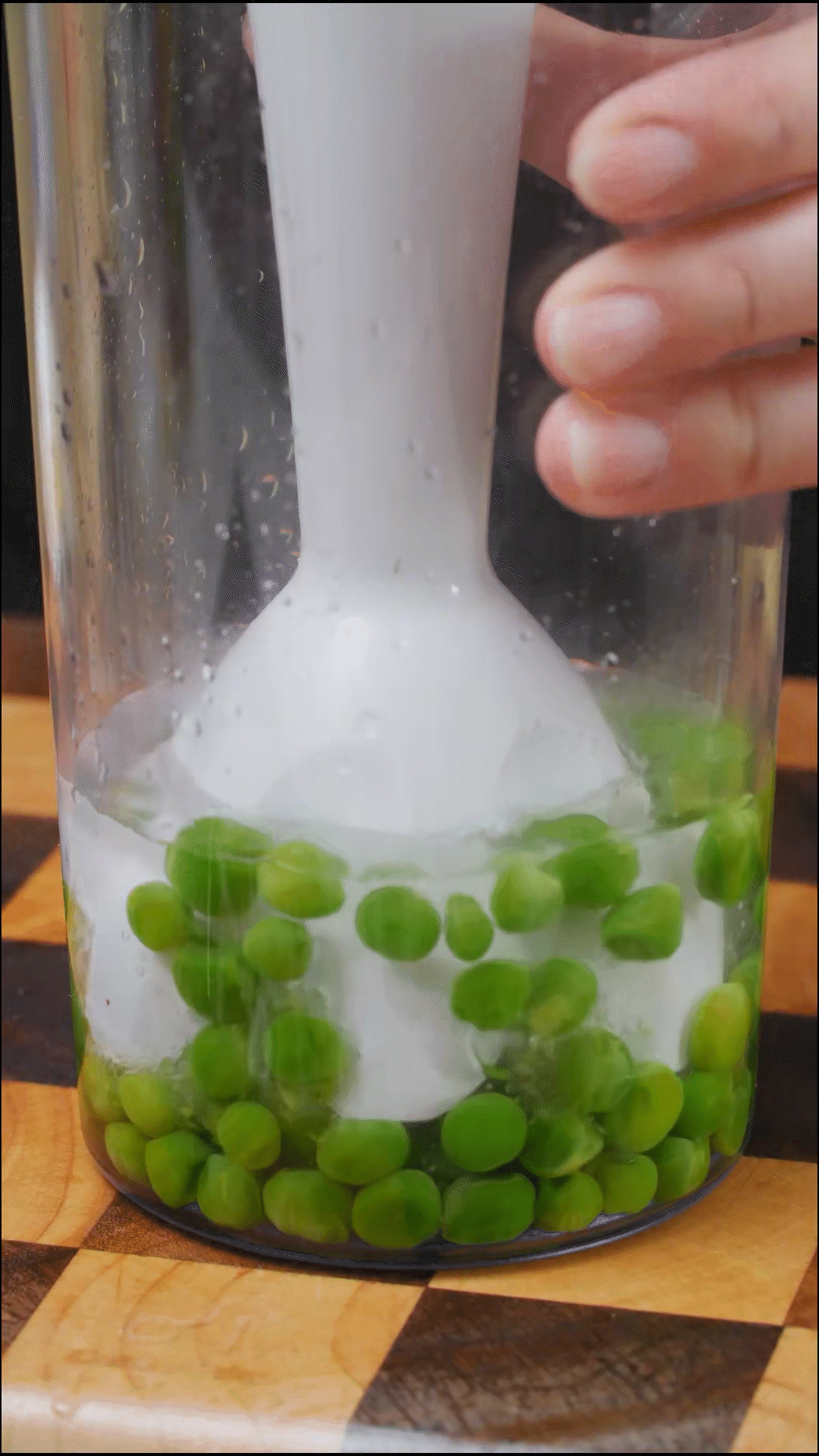 斷生的豌豆加水和大蒜，放入料理機(jī)打成糊狀
