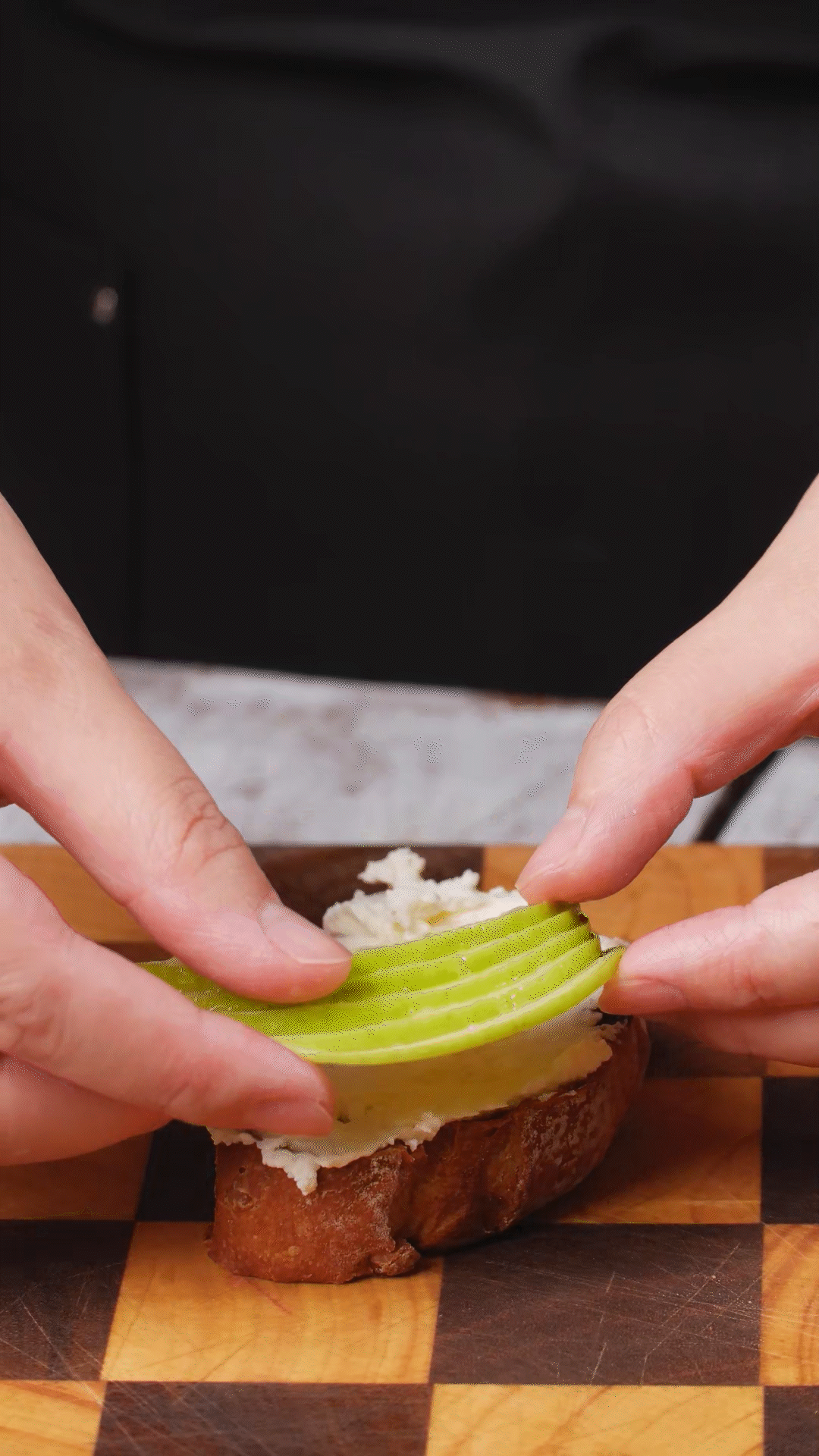 歐包抹上奶酪依次放上：蘋果、梨、藍(lán)莓
