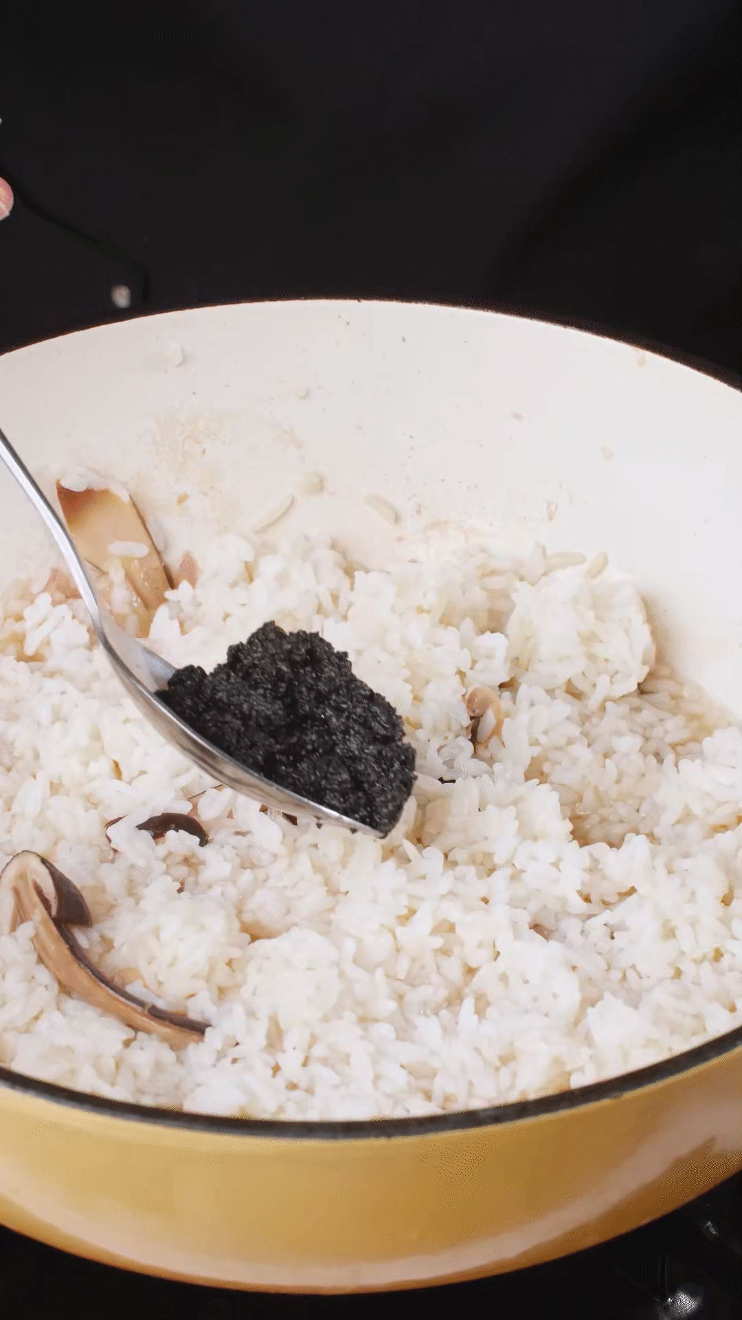 底油放入洋蔥爆香后加入黑皮雞樅菇、口蘑，用白葡萄酒增鮮
