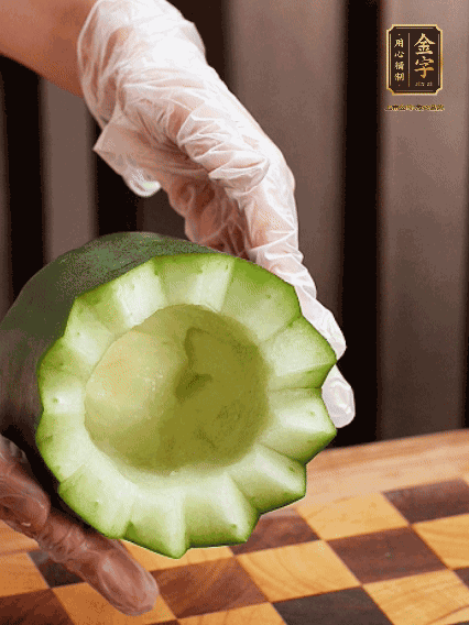 將小冬瓜洗凈，頂端切開(kāi)去瓜瓤，改刀切口呈鋸齒狀