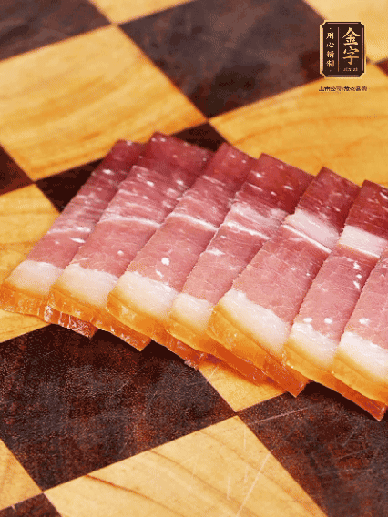 鮑魚(yú)處理干凈，金字火腿切片備用