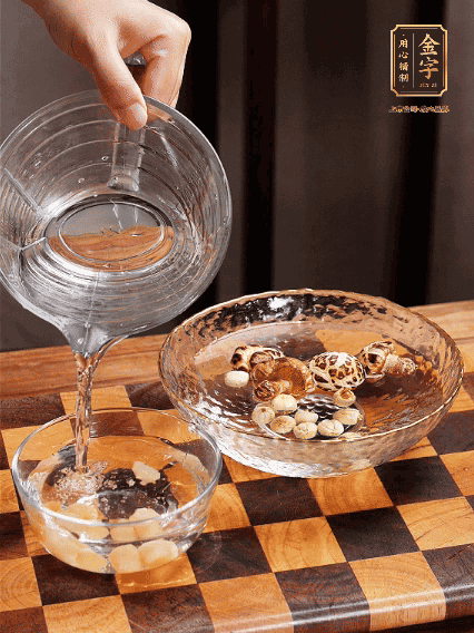 將雞肉、鮑魚(yú)、蝦仁焯水，冬菇、蓮子、干貝泡發(fā)