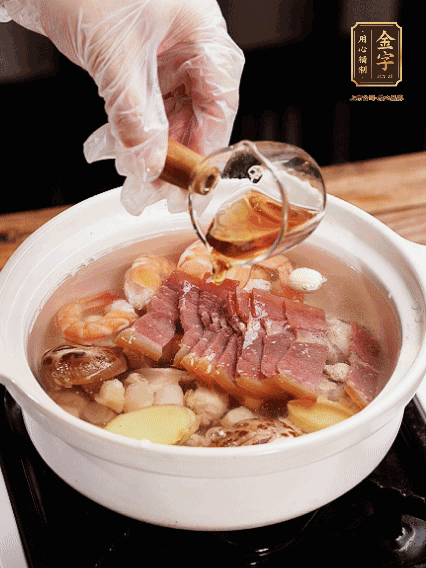 7種食材+帶皮冬瓜塊用砂鍋/電飯煲煮湯功能煮熟，少許鹽、花雕調(diào)味