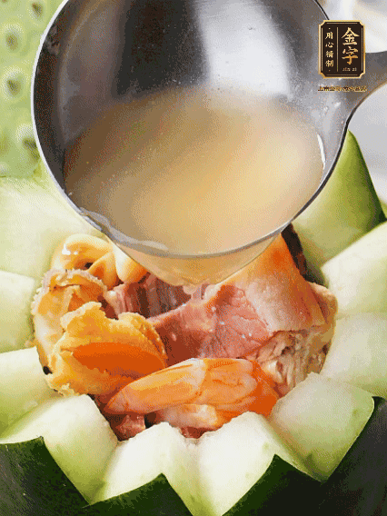 煮好后，盛入冬瓜盅。放入鍋中，可繼續(xù)燉煮，越燉越有味