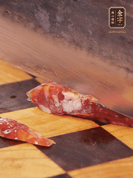 金字金華香腸切片，調(diào)制煲仔飯料汁：生抽2勺+蠔油1勺+1勺芝麻油+半勺糖