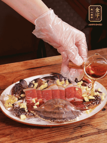 冷水上鍋蒸12分鐘（具體看蟹的大小），最后撒上蔥絲、澆上熱油即可