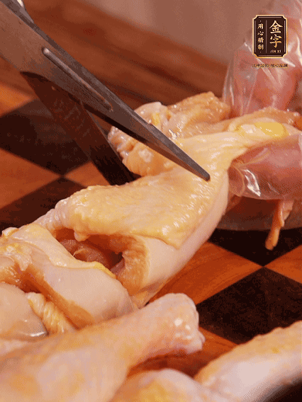 土雞處理干凈，切成大塊，加蔥姜、花雕酒、鹽腌制10分鐘