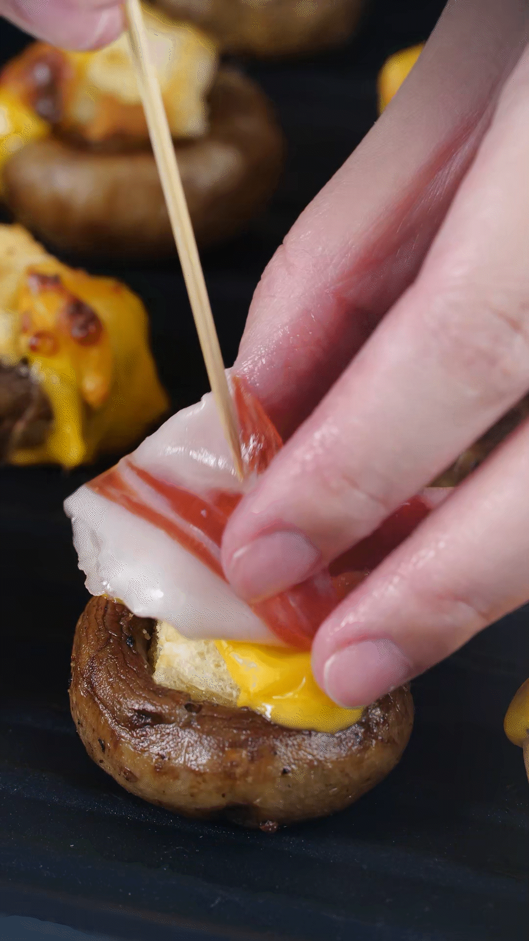 將火腿卷一卷，放在最頂部，插上竹簽